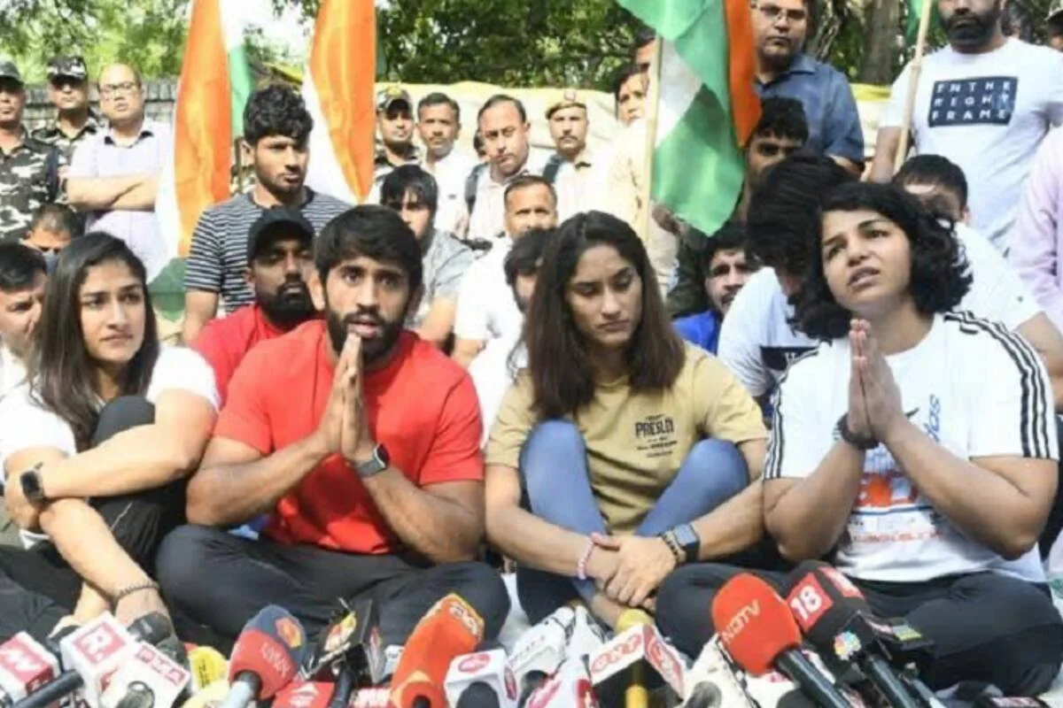 Hello Telugu - Women Wrestlers